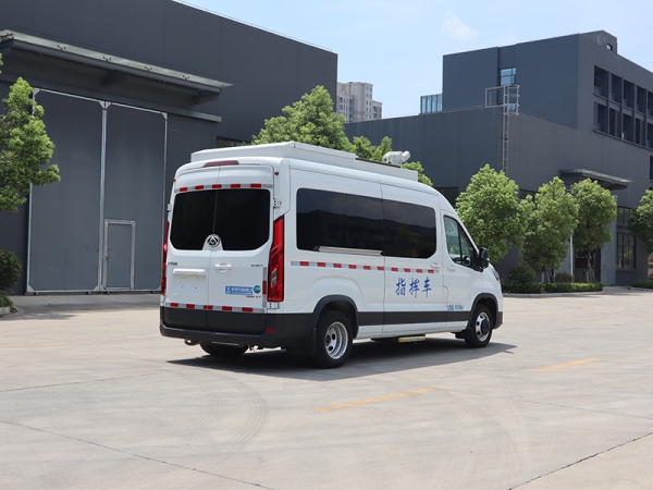 大通指挥车