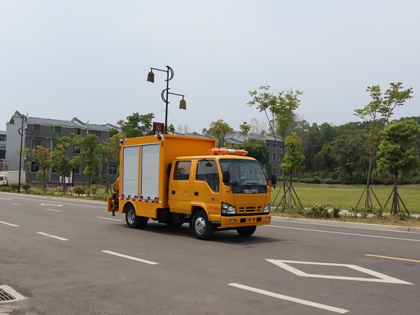 五十铃带吊救险车